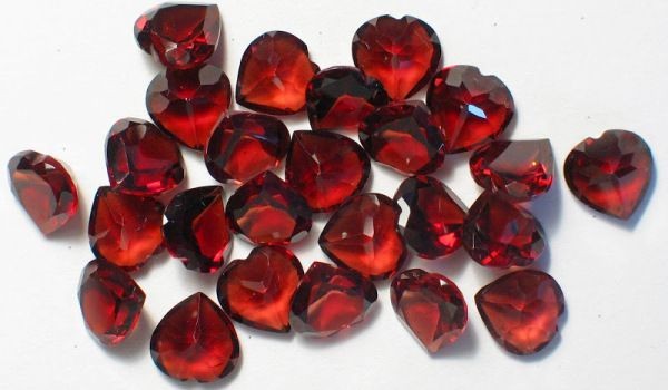 Granat (Lal Taşı) – Tutkunun ve Dönüşümün Gücü