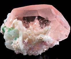 Morganit – Şefkatin ve Ruhsal Sevginin Taşı